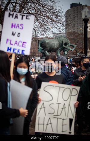 210328 -- CHICAGO, le 28 mars 2021 -- des personnes tenant des pancartes prennent part à un rassemblement Stop Asian Hate à Chinatown, à Chicago, aux États-Unis, le 27 mars 2021. Photo de /Xinhua U.S.-CHICAGO-PROTEST-STOP ASIAN HATE VincentxJohnson PUBLICATIONxNOTxINxCHN Banque D'Images