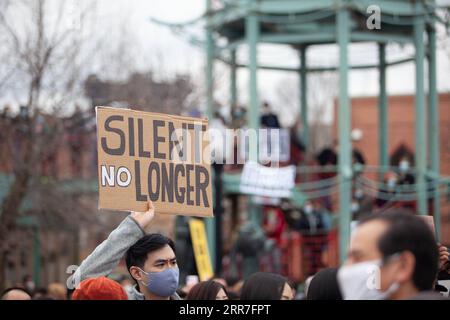 210328 -- CHICAGO, le 28 mars 2021 -- des personnes tenant des pancartes prennent part à un rassemblement Stop Asian Hate à Chinatown, à Chicago, aux États-Unis, le 27 mars 2021. Photo de /Xinhua U.S.-CHICAGO-PROTEST-STOP ASIAN HATE VincentxJohnson PUBLICATIONxNOTxINxCHN Banque D'Images