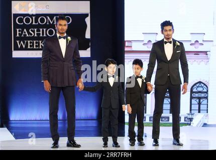 210328 -- COLOMBO, le 28 mars 2021 -- des mannequins présentent des créations lors de la Fashion week de Colombo, au Sri Lanka, le 27 mars 2021. Photo de /Xinhua SRI LANKA-COLOMBO-FASHION WEEK AjithxPerera PUBLICATIONxNOTxINxCHN Banque D'Images