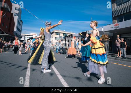 210328 -- WELLINGTON, le 28 mars 2021 -- des gens se produisent lors du festival d'arts et de musique en plein air CubaDupa à Wellington, Nouvelle-Zélande, le 27 mars 2021. Le quartier de Cuba Street, dans la capitale de la Nouvelle-Zélande, s'est animé au cours du week-end alors que des danses du lion chinois et de la musique traditionnelle chinoise ont orné le plus grand festival d'art et de musique en plein air de Nouvelle-Zélande, CubaDupa. L’événement a été forcé de pivoter en 2019 vers une version hors rue en raison des tragédies de la mosquée de Christchurch, et en 2020, il n’a pas pu se poursuivre en raison des restrictions de confinement liées au COVID-19. Cependant, la CubaDupa de 2021 est revenue avec sa plus grande portée Banque D'Images