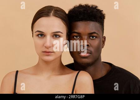 Portrait de couple interracial gros plan Banque D'Images