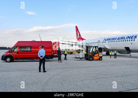 210328 -- SKOPJE, le 28 mars 2021 -- des travailleurs chargent le premier lot de vaccins contre la COVID-19 d AstraZeneca reçus par l intermédiaire du programme Covax soutenu par l ONU, à l aéroport international de Skopje à Skopje, Macédoine du Nord, le 28 mars 2021. Photo de /Xinhua MACÉDOINE DU NORD-SKOPJE-COVID-19-VACCIN TomislavxGeorgiev PUBLICATIONxNOTxINxCHN Banque D'Images