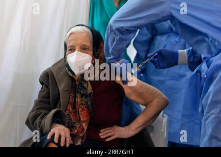 210328 -- BUCAREST, le 28 mars 2021 -- Zoea Baltag, 105 ans, reçoit la deuxième injection de vaccin contre le COVID-19 dans un hôpital de Bucarest, Roumanie, le 28 mars 2021. Photo de /Xinhua ROMANIA-BUCAREST-COVID-19-VACCINATION CristianxCristel PUBLICATIONxNOTxINxCHN Banque D'Images