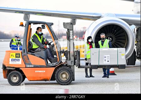 210328 -- SKOPJE, le 28 mars 2021 -- des travailleurs chargent le premier lot de vaccins contre la COVID-19 d AstraZeneca reçus par l intermédiaire du programme Covax soutenu par l ONU, à l aéroport international de Skopje à Skopje, Macédoine du Nord, le 28 mars 2021. Photo de /Xinhua MACÉDOINE DU NORD-SKOPJE-COVID-19-VACCIN TomislavxGeorgiev PUBLICATIONxNOTxINxCHN Banque D'Images