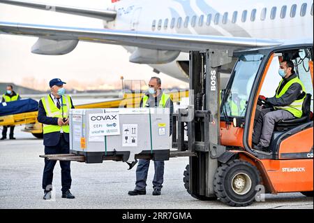 210328 -- SKOPJE, le 28 mars 2021 -- des travailleurs chargent le premier lot de vaccins contre la COVID-19 d AstraZeneca reçus par l intermédiaire du programme Covax soutenu par l ONU, à l aéroport international de Skopje à Skopje, Macédoine du Nord, le 28 mars 2021. Photo de /Xinhua MACÉDOINE DU NORD-SKOPJE-COVID-19-VACCIN TomislavxGeorgiev PUBLICATIONxNOTxINxCHN Banque D'Images