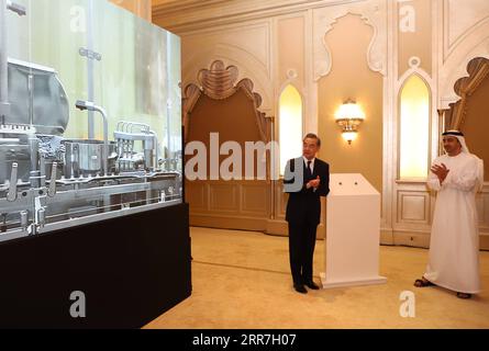 210329 -- ABU DHABI, 29 mars 2021 -- Wang Yi L, conseiller d'État chinois et ministre des Affaires étrangères des Émirats arabes Unis, et Sheikh Abdullah bin Zayed al-Nahyan, ministre des Affaires étrangères des Émirats arabes Unis, assistent à la cérémonie virtuelle du lancement d'un projet conjoint entre la Chine et les Émirats arabes Unis sur les vaccins chinois remplissant la chaîne de production à Abu Dhabi, aux Émirats arabes Unis, 28 mars 2021. EAU-ABU DHABI-CHINE-MINISTRES DES AFFAIRES ÉTRANGÈRES XINHUA PUBLICATIONXNOTXINXCHN Banque D'Images