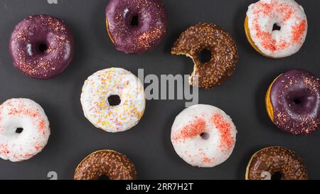 Set délicieux beignets mordus sucrés avec revêtement coloré Banque D'Images