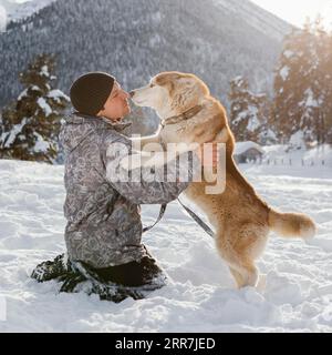 Homme plein coup jouant avec le chien Banque D'Images