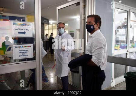 210330 -- MONTEVIDEO, le 30 mars 2021 -- le président uruguayen Luis Lacalle pou entre dans un centre de vaccination à Montevideo, Uruguay, le 29 mars 2021. Luis Lacalle pou a reçu lundi sa première dose du vaccin CoronaVac développé par la société pharmaceutique chinoise Sinovac contre le COVID-19. Photo de /Xinhua URUGUAY-MONTEVIDEO-PRESIDENT-CHINESE VACCINE NicolasxCelaya PUBLICATIONxNOTxINxCHN Banque D'Images