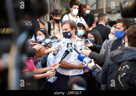 210330 -- MONTEVIDEO, le 30 mars 2021 -- le président uruguayen Luis Lacalle pou est entouré de journalistes après avoir reçu un vaccin chinois contre le COVID-19 à Montevideo, Uruguay, le 29 mars 2021. Luis Lacalle pou a reçu lundi sa première dose du vaccin CoronaVac développé par la société pharmaceutique chinoise Sinovac contre le COVID-19. Photo de /Xinhua URUGUAY-MONTEVIDEO-PRESIDENT-CHINESE VACCINE NicolasxCelaya PUBLICATIONxNOTxINxCHN Banque D'Images