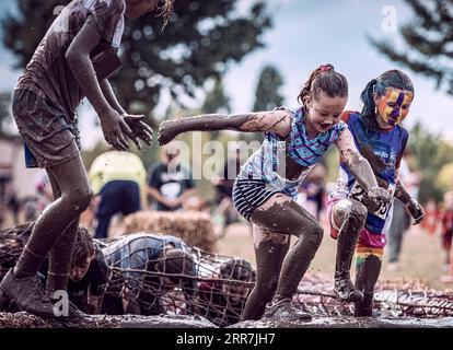 210330 -- CHRISTCHURCH, le 30 mars 2021 -- des enfants participent à Muddy Good Run à Christchurch, Nouvelle-Zélande, le 28 mars 2021. Photo de /Xinhua NOUVELLE ZÉLANDE-CHRISTCHURCH-ENFANTS-MUDDY BONNE COURSE ZhuxQiping PUBLICATIONxNOTxINxCHN Banque D'Images