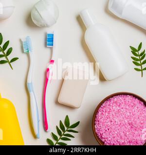 Brosse à dents savon bain bombe rose sel produits cosmétiques fond blanc Banque D'Images