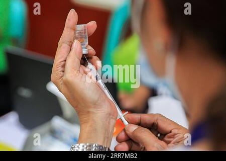 210331 -- MANILLE, le 31 mars 2021 -- Un agent de santé prépare une dose de vaccin Sinovac sur un site de vaccination à Manille, aux Philippines, le 31 mars 2021. Le ministère de la Santé des Philippines a signalé mercredi 6 128 nouvelles infections à COVID-19, portant le nombre total de cas confirmés dans ce pays d’Asie du Sud-est à 747 288. PHILIPPINES-MANILLE-COVID-19-SINOVAC VACCINS RouellexUmali PUBLICATIONxNOTxINxCHN Banque D'Images