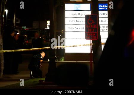 210401 -- ORANGE, le 1 avril 2021 -- des policiers travaillent près du site d'une fusillade dans la ville d'Orange, Californie, États-Unis, le 31 mars 2021. Une fusillade a eu lieu mercredi soir dans la ville d'Orange, à 55 km au sud-est du centre-ville de Los Angeles, faisant au moins quatre morts et deux autres blessés, a rapporté la chaîne d'information locale NBC. US-CALIFORNIA-ORANGE-SHOOTING Xinhua PUBLICATIONxNOTxINxCHN Banque D'Images