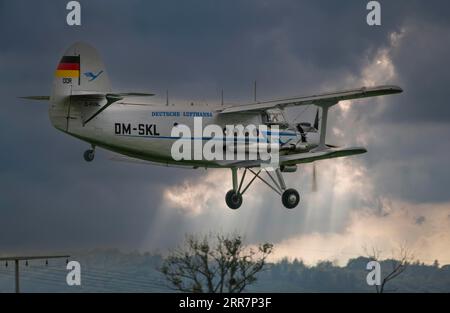 Antonov an-2 le plus grand biplan du monde Lufthansa à l'approche de Rinteln Allemagne Banque D'Images