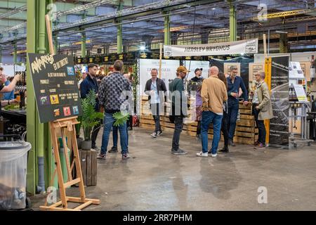 Copenhague, Danemark, le 21 mai 2022 : les participants au Festival annuel de la bière au lieu evenet Lokomotivvaerkstedet Banque D'Images