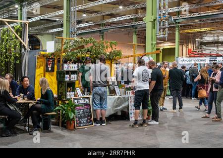 Copenhague, Danemark, le 21 mai 2022 : les participants au Festival annuel de la bière au lieu evenet Lokomotivvaerkstedet Banque D'Images