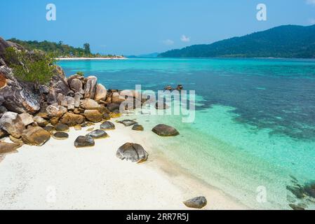 Eau turquoise et plage de sable blanc sur une île tropicale. Plage à la minuscule île de KLA avec vue sur Ko Lipe (à gauche) et Ko Adang (à droite) Banque D'Images