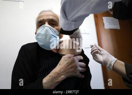 210404 -- NAPLOUSE, le 4 avril 2021 -- Un homme reçoit une dose du vaccin Sinopharm COVID-19 au cours d'une campagne de vaccination dans la ville de Naplouse, en Cisjordanie, le 4 avril 2021. Le 29 mars, la Chine a remis un lot de vaccins Sinopharm COVID-19 donnés à la Palestine pour soutenir sa lutte nationale contre la pandémie. Photo de /Xinhua MIDEAST-NAPLOUSE-SINOPHARM-COVID-19-VACCINATION AymanxNobani PUBLICATIONxNOTxINxCHN Banque D'Images