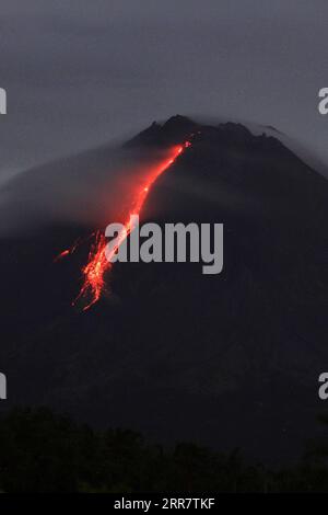 210404 -- YOGYAKARTA, le 4 avril 2021 -- une photo prise le 3 avril 2021 montre des matériaux volcaniques crachant du mont Merapi comme on le voit à Turi, dans le district de Sleman, à Yogyakarta, en Indonésie. Photo de /Xinhua INDONESIA-YOGYAKARTA-MOUNT MERAPI Joni PUBLICATIONxNOTxINxCHN Banque D'Images