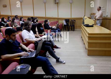 210405 -- RAMAT GAN, le 5 avril 2021 -- des étudiants étudient dans une salle de classe à l'Université Bar Ilan, dans la ville israélienne centrale de Ramat Gan, le 5 avril 2021. Le ministère israélien de la Santé a signalé 353 nouveaux cas de COVID-19 lundi, portant le total des infections dans le pays à 834 563. Le nombre de patients dans des conditions graves a diminué de 344 à 323, sur les 489 patients hospitalisés. Il s’agit du plus faible nombre de patients dans des conditions graves en Israël depuis le 10 décembre 2020, date à laquelle il s’élevait à 320. Photo de /Xinhua ISRAEL-RAMAT GAN-COVID-19-CASES GilxCohenxMagen PUBLICATIONxNOTxINxCHN Banque D'Images