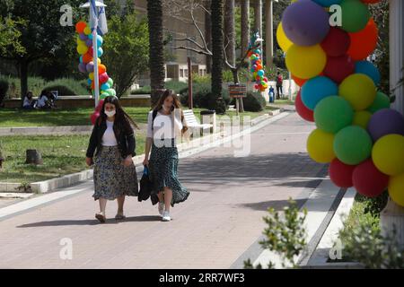 210405 -- RAMAT GAN, le 5 avril 2021 -- des étudiants marchent sur le campus de l'Université Bar Ilan, dans la ville israélienne centrale de Ramat Gan, le 5 avril 2021. Le ministère israélien de la Santé a signalé 353 nouveaux cas de COVID-19 lundi, portant le total des infections dans le pays à 834 563. Le nombre de patients dans des conditions graves a diminué de 344 à 323, sur les 489 patients hospitalisés. Il s’agit du plus faible nombre de patients dans des conditions graves en Israël depuis le 10 décembre 2020, date à laquelle il s’élevait à 320. Photo de /Xinhua ISRAEL-RAMAT GAN-COVID-19-CASES GilxCohenxMagen PUBLICATIONxNOTxINxCHN Banque D'Images