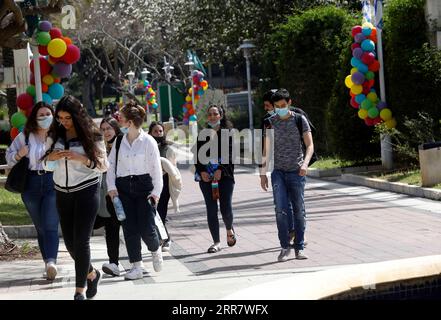 210405 -- RAMAT GAN, le 5 avril 2021 -- des étudiants marchent sur le campus de l'Université Bar Ilan, dans la ville israélienne centrale de Ramat Gan, le 5 avril 2021. Le ministère israélien de la Santé a signalé 353 nouveaux cas de COVID-19 lundi, portant le total des infections dans le pays à 834 563. Le nombre de patients dans des conditions graves a diminué de 344 à 323, sur les 489 patients hospitalisés. Il s’agit du plus faible nombre de patients dans des conditions graves en Israël depuis le 10 décembre 2020, date à laquelle il s’élevait à 320. Photo de /Xinhua ISRAEL-RAMAT GAN-COVID-19-CASES GilxCohenxMagen PUBLICATIONxNOTxINxCHN Banque D'Images