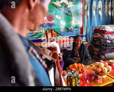 210406 -- LHASSA, 6 avril 2021 -- des membres de la famille chantent une chanson toast pour Dacho à la maison dans le canton de Lalho, comté de Saga de Xigaze, région autonome du Tibet du sud-ouest de la Chine, 14 janvier 2021. Dacho, né en 1929, réside dans le canton de Lalho, dans le comté de Saga de Xigaze, dans la région autonome du Tibet du sud-ouest de la Chine. Elle a été faite serf dans sa petite enfance et a subi une épreuve inimaginable jusqu'à la réforme démocratique en 1959. Le propriétaire des serfs tenait une liste des dates de naissance de tous les résidents locaux, qui seraient nommés serfs à un certain âge, peu importe leur sexe ou leur état de santé, a rappelé Dacho Banque D'Images