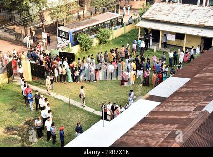 210406 -- GUWAHATI INDE, le 6 avril 2021 -- les gens font la queue pour voter dans un bureau de vote à Guwahati, Assam, Inde, le 6 avril 2021. Le vote pour les élections locales est en cours en Inde au Tamil Nadu, au Kerala, à Puducherry, en Assam et au Bengale occidental, ont déclaré mardi des responsables. Str/Xinhua INDIA-GUWAHATI-LOCAL ELECTIONS Stringer PUBLICATIONxNOTxINxCHN Banque D'Images