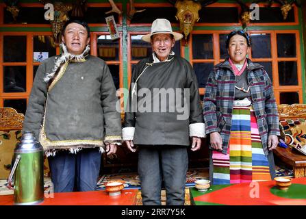 210408 -- LHASSA, 8 avril 2021 -- Dro Dra C pose pour une photo avec son fils et sa belle-fille à la maison à Xigaze, dans la région autonome du Tibet du sud-ouest de la Chine, le 20 mars 2021. DRO Dra, un villageois de 85 ans à Xigaze, était autrefois serf dans le vieux Tibet. De retour à l'ancien temps, malgré le travail acharné toute l'année, la famille de Dro Dra ne pouvait pas avoir un grain d'orge des hautes terres qu'ils cultivaient pour eux-mêmes. Année après année, ils ont lutté dans un cercle vicieux consistant à emprunter de la nourriture, à payer des impôts au seigneur et à rendre de la nourriture. L'eau bouillante nécessite du bois de chauffage, mais chaque herbe et chaque arbre du manoir appartiennent au seigneur. Banque D'Images