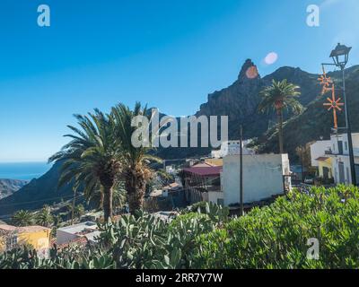 Imada, la Gomera, Îles Canaries, Espagne. 1 janvier 2022 : petit village Imada sur les murs escarpés de Barranco de Guarimiar gorge. Point d'arrivée du sentier de randonnée Banque D'Images