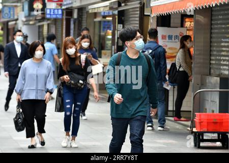210408 -- HONG KONG, le 8 avril 2021 -- des personnes portant des masques marchent dans une rue à Hong Kong, dans le sud de la Chine, le 8 avril 2021. Le Centre de protection de la santé de Hong Kong CHP a signalé jeudi 10 cas confirmés de COVID-19 supplémentaires, portant son total à 11 549. CHINE-HONG KONG-COVID-19-CAS CN LOXPINGXFAI PUBLICATIONXNOTXINXCHN Banque D'Images