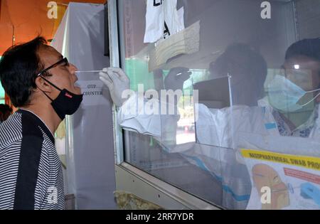 210408 -- GUWAHATI INDE, le 8 avril 2021 -- Un travailleur de la santé prélève un écouvillon d'un passager à la gare de Guwahati à Assam, en Inde, le 8 avril 2021. Pas moins de 126 789 nouveaux cas de COVID-19 ont été enregistrés au cours des dernières 24 heures en Inde, selon les données officielles publiées jeudi par le ministère fédéral de la Santé. Str/Xinhua INDIA-GUWAHATI-COVID-19-TEST Stringer PUBLICATIONxNOTxINxCHN Banque D'Images