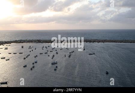210409 -- GAZA, 9 avril 2021 -- une photo prise le 9 avril 2021 montre des bateaux ancrés dans un port de la ville de Gaza. Photo de /Xinhua MIDEAST-GAZA CITY-DAILY LIFE RizekxAbdeljawad PUBLICATIONxNOTxINxCHN Banque D'Images