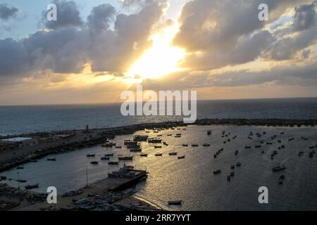 210409 -- GAZA, 9 avril 2021 -- une photo prise le 9 avril 2021 montre des bateaux ancrés dans un port de la ville de Gaza. Photo de /Xinhua MIDEAST-GAZA CITY-DAILY LIFE RizekxAbdeljawad PUBLICATIONxNOTxINxCHN Banque D'Images