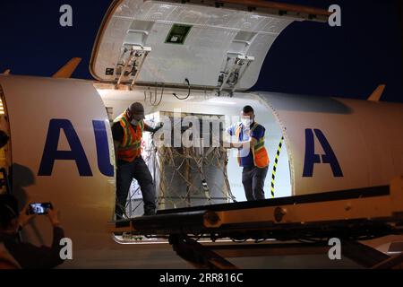 210411 -- BAGDAD, le 11 avril 2021 -- des travailleurs déchargent les vaccins contre le COVID-19 de Chine à l'aéroport international de Bagdad, en Irak, le 11 avril 2021. L’Irak a reçu dimanche le deuxième lot de vaccins Sinopharm COVID-19 donnés par le gouvernement chinois pour aider le pays à lutter contre la pandémie. Photo de /Xinhua IRAK-BAGDAD-CHINE-Covid-19 VACCINS-ARRIVÉE KhalilxDawood PUBLICATIONxNOTxINxCHN Banque D'Images