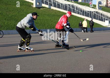 210412 -- BUCAREST, le 12 avril 2021 -- des gens jouent au hockey à roulettes près du stade National Arena pendant la pandémie de COVID-19 à Bucarest, Roumanie, le 11 avril 2021. Photo de /Xinhua ROUMANIE-BUCAREST-COVID-19-EXERCICE EXTÉRIEUR GabrielxPetrescu PUBLICATIONxNOTxINxCHN Banque D'Images