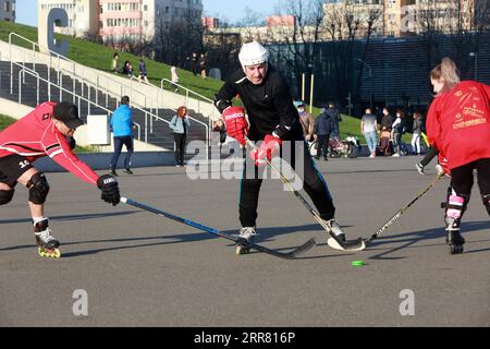 210412 -- BUCAREST, le 12 avril 2021 -- des gens jouent au hockey à roulettes près du stade National Arena pendant la pandémie de COVID-19 à Bucarest, Roumanie, le 11 avril 2021. Photo de /Xinhua ROUMANIE-BUCAREST-COVID-19-EXERCICE EXTÉRIEUR GabrielxPetrescu PUBLICATIONxNOTxINxCHN Banque D'Images