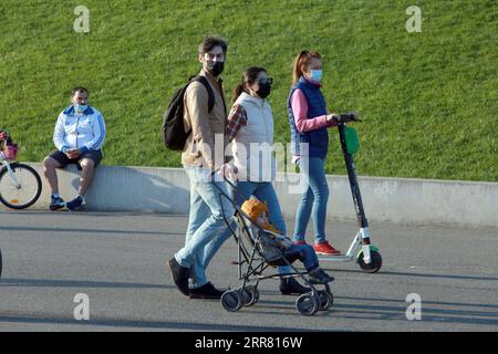 210412 -- BUCAREST, le 12 avril 2021 -- les gens marchent près du stade National Arena pendant la pandémie de COVID-19 à Bucarest, Roumanie, le 11 avril 2021. Photo de /Xinhua ROUMANIE-BUCAREST-COVID-19-EXERCICE EXTÉRIEUR GabrielxPetrescu PUBLICATIONxNOTxINxCHN Banque D'Images