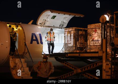 210411 -- BAGDAD, le 11 avril 2021 -- des travailleurs déchargent les vaccins contre le COVID-19 de Chine à l'aéroport international de Bagdad, en Irak, le 11 avril 2021. L’Irak a reçu dimanche le deuxième lot de vaccins Sinopharm COVID-19 donnés par le gouvernement chinois pour aider le pays à lutter contre la pandémie. Photo de /Xinhua IRAK-BAGDAD-CHINE-Covid-19 VACCINS-ARRIVÉE KhalilxDawood PUBLICATIONxNOTxINxCHN Banque D'Images