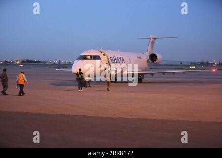 210411 -- BAGDAD, le 11 avril 2021 -- Un avion transportant les vaccins COVID-19 en provenance de Chine arrive à l'aéroport international de Bagdad, en Irak, le 11 avril 2021. L’Irak a reçu dimanche le deuxième lot de vaccins Sinopharm COVID-19 donnés par le gouvernement chinois pour aider le pays à lutter contre la pandémie. Photo de /Xinhua IRAK-BAGDAD-CHINE-Covid-19 VACCINS-ARRIVÉE KhalilxDawood PUBLICATIONxNOTxINxCHN Banque D'Images