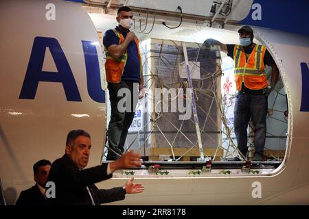 210411 -- BAGDAD, le 11 avril 2021 -- des travailleurs se préparent à décharger les vaccins contre le COVID-19 de Chine à l'aéroport international de Bagdad, en Irak, le 11 avril 2021. L’Irak a reçu dimanche le deuxième lot de vaccins Sinopharm COVID-19 donnés par le gouvernement chinois pour aider le pays à lutter contre la pandémie. Photo de /Xinhua IRAK-BAGDAD-CHINE-Covid-19 VACCINS-ARRIVÉE KhalilxDawood PUBLICATIONxNOTxINxCHN Banque D'Images