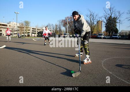 210412 -- BUCAREST, le 12 avril 2021 -- des gens jouent au hockey à roulettes près du stade National Arena pendant la pandémie de COVID-19 à Bucarest, Roumanie, le 11 avril 2021. Photo de /Xinhua ROUMANIE-BUCAREST-COVID-19-EXERCICE EXTÉRIEUR GabrielxPetrescu PUBLICATIONxNOTxINxCHN Banque D'Images