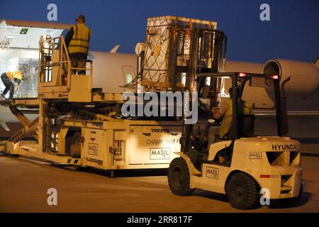 210411 -- BAGDAD, le 11 avril 2021 -- des travailleurs déchargent les vaccins contre le COVID-19 de Chine à l'aéroport international de Bagdad, en Irak, le 11 avril 2021. L’Irak a reçu dimanche le deuxième lot de vaccins Sinopharm COVID-19 donnés par le gouvernement chinois pour aider le pays à lutter contre la pandémie. Photo de /Xinhua IRAK-BAGDAD-CHINE-Covid-19 VACCINS-ARRIVÉE KhalilxDawood PUBLICATIONxNOTxINxCHN Banque D'Images