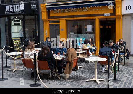 210413 -- LONDRES, le 13 avril 2021 -- les gens dînent dans un restaurant en plein air à Soho à Londres, en Grande-Bretagne, le 12 avril 2021. En Angleterre, tous les magasins rouvrent à partir de lundi, ainsi que les coiffeurs, salons de beauté et autres services de contact étroit. Les restaurants et les pubs sont autorisés à servir de la nourriture et de l'alcool aux clients assis à l'extérieur. Pendant ce temps, gymnases, spas, zoos, parcs à thème, les bibliothèques et les centres communautaires peuvent tous ouvrir. Photo de /Xinhua UK-COVID-19-LOCKDOWN-EASE RayxTang PUBLICATIONxNOTxINxCHN Banque D'Images