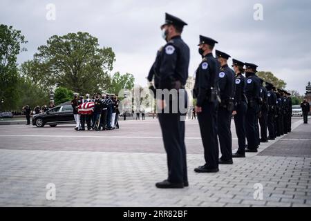 210414 -- WASHINGTON, le 14 avril 2021 -- Un cercueil contenant les restes de l'officier de police du Capitole des États-Unis, William Evans, arrive au Capitole à Washington, D.C., le 13 avril 2021. William Billy Evans, l'officier de police du Capitole de 18 ans tué dans l'exercice de ses fonctions quand une voiture a percuté lui et un autre officier, était en honneur dans la rotonde du Capitole mardi. /Pool via Xinhua U.S.-WASHINGTON, DC-WILLIAM EVANS-CAPITOL ROTONDE JabinxBotsford PUBLICATIONxNOTxINxCHN Banque D'Images