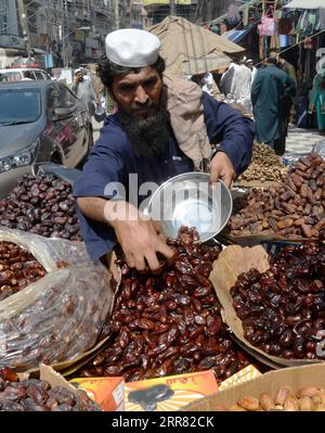 210413 -- PESHAWAR, 13 avril 2021 -- Un vendeur organise des dates sur un marché avant le mois de jeûne musulman du Ramadan dans le nord-ouest du Pakistan Peshawar le 13 avril 2021. Le Ramadan croissant de lune a été aperçu au Pakistan mardi soir et le mois sacré commencera officiellement mercredi, selon une annonce officielle du comité d observation de la lune du pays. Photo de /Xinhua PAKISTAN-PESHAWAR-RAMADAN-MARKET UmarxQayyum PUBLICATIONxNOTxINxCHN Banque D'Images