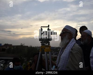 210413 -- PESHAWAR, 13 avril 2021 -- Un homme observe le croissant de lune à travers un télescope dans le nord-ouest du Pakistan Peshawar le 13 avril 2021. Le Ramadan croissant de lune a été aperçu au Pakistan mardi soir et le mois sacré commencera officiellement mercredi, selon une annonce officielle du comité d observation de la lune du pays. Photo de /Xinhua PAKISTAN-PESHAWAR-RAMADAN-CROISSANT LUNE SaeedxAhmad PUBLICATIONxNOTxINxCHN Banque D'Images