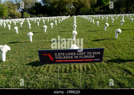 210414 -- WASHINGTON, le 14 avril 2021 -- une photo prise le 13 avril 2021 montre 40 000 fleurs de soie blanche installées sur le National Mall pour honorer les près de 40 000 Américains qui meurent chaque année des violences par arme à feu à Washington, D.C., aux États-Unis. U.S.-WASHINGTON D.C.-GUN VIOLENCE-FLEURS EN SOIE LIUXJIE PUBLICATIONXNOTXINXCHN Banque D'Images