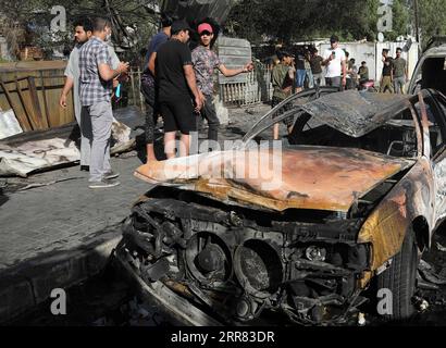 210415 -- BAGDAD, 15 avril 2021 -- une photo prise le 15 avril 2021 montre le reste d'un véhicule brûlé par l'explosion d'une voiture piégée à Sadr City, Bagdad, Irak. Jusqu'à cinq personnes ont été tuées et 21 autres blessées jeudi dans l'explosion d'une voiture piégée dans un quartier bondé de l'est de Bagdad, a indiqué une source du ministère de l'intérieur. L'explosion s'est produite dans l'après-midi lorsqu'une voiture piégée a explosé près d'un marché dans le quartier d'al-Habibiyah à Sadr City, a déclaré la source à Xinhua sous couvert d'anonymat. Photo de /Xinhua IRAK-BAGDAD-EXPLOSION DE VOITURE KhalilxDawood PUBLICATIONxNOTxINxCHN Banque D'Images